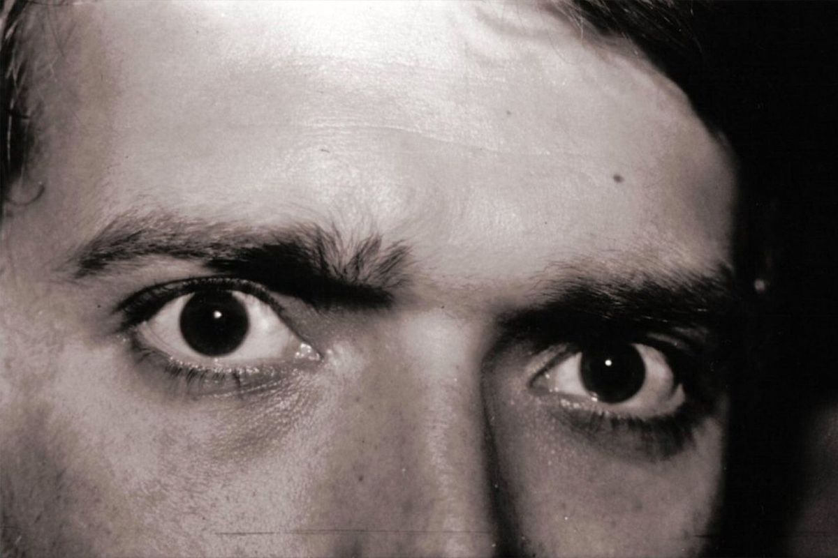 Psychopathic Stare & 5 More Non-Verbal Cues That Betray a Psychopath